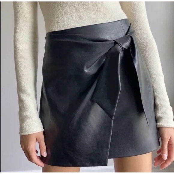 NWOT Wilfred‎ Aritzia Black Faux Leather Wrap Front
Mini Skirt Vegan Soft Size 0 - Picture 2 of 11